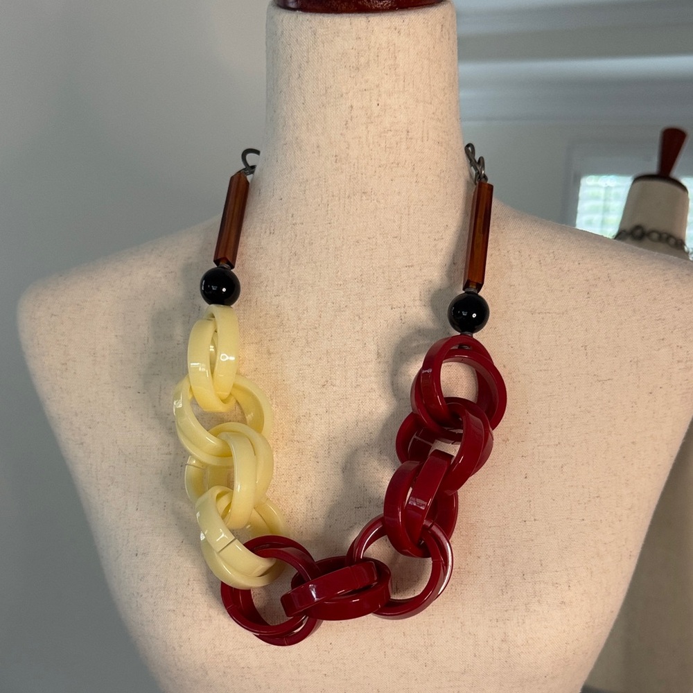 Elegant Red and Cream Link Necklace